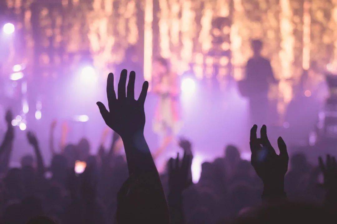 别让父母的青春藏在磁带里“泉经典·金曲嘉年华”等你赴一场迟到